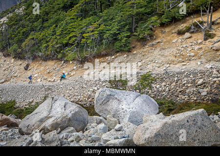 Gli escursionisti ascendente morena andando a base Mirador Torres, parco nazionale Torres del Paine, Patagonia, Cile Foto Stock