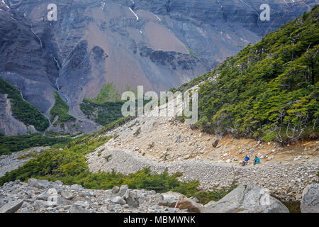 Gli escursionisti ascendente Morena, andando a base Mirador Torres, parco nazionale Torres del Paine, Patagonia, Cile Foto Stock