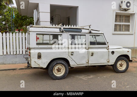 Un bene usato ambulanza Landrover Defender parcheggiato su una strada laterale a fianco di una clinica sull'isola di Sao Tome in Africa occidentale un pomeriggio. Foto Stock