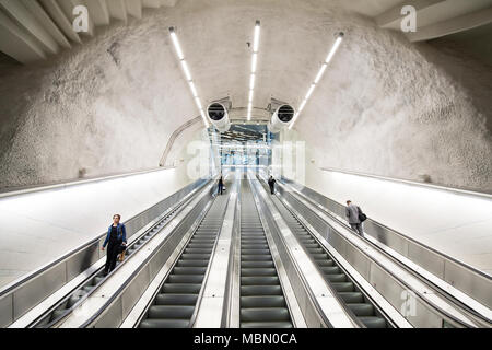 Stoccolma, Svezia - 6 agosto 2017: Escalator con persone presso la nuova stazione ferroviaria nel centro di Stoccolma. Aperto al pubblico e in esecuzione dal decimo del Ju Foto Stock