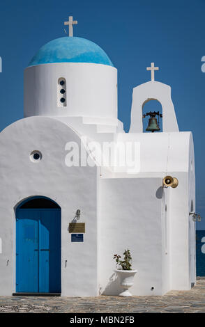 Esterno con la croce e il Campanile di St Nicholas Chiesa Greco Ortodossa, Pernera Cipro Foto Stock