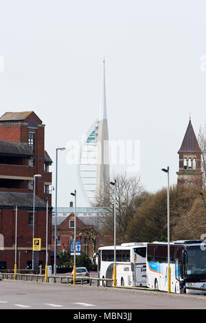 Emirates Spinnaker Tower di Portsmouth visto da lontano, incorniciato tra gli edifici. Orientamento verticale. Foto Stock