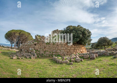 Una vista del complesso nuragico di Palmavera Foto Stock