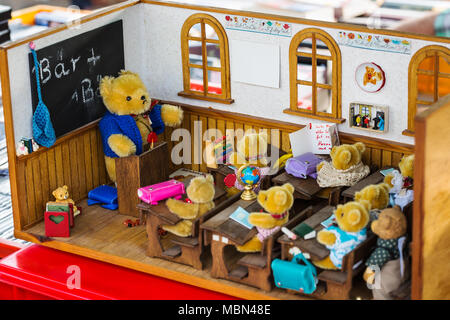 Dollhouse - Classroom - con bodies Foto Stock