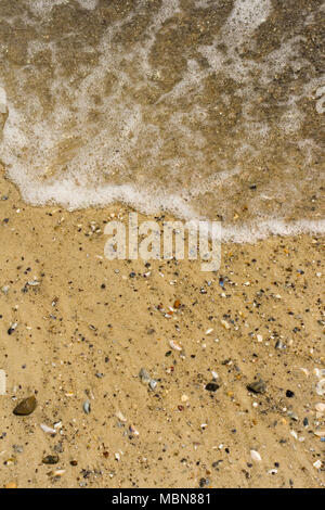 Oceano onda su una spiaggia di sabbia Foto Stock