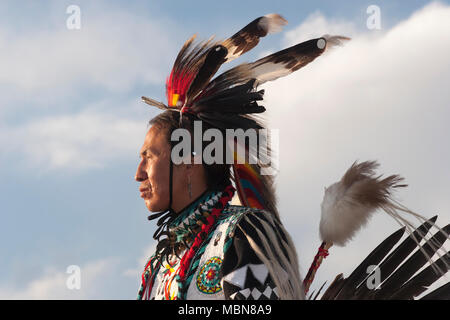 Native American uomo indossando il tradizionale costume di Cheyenne Foto Stock