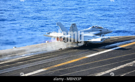 180410-N-NK192-3491 sul Mare del Sud della Cina (10 aprile 2018) un EA-18G Growler, assegnato all'Cougars di Attacco Elettronico Squadron (VAQ) 139, decolla dal ponte di volo della portaerei USS Theodore Roosevelt CVN (71). Theodore Roosevelt è attualmente in corso di realizzazione per una regolare distribuzione pianificata negli Stati Uniti 7 area della flotta di azioni di sostegno le operazioni di sicurezza marittima e di protezione del teatro gli sforzi di cooperazione. (U.S. Foto di Marina di Massa Specialista comunicazione Seaman Michael Colemanberry/rilasciato) Foto Stock