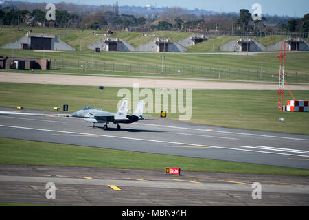 Un F-15C Eagle assegnato all'493rd Fighter Squadron atterra a Royal Air Force Lakenheath, Inghilterra, 5 aprile 2018. L'Aquila superiorità aerea è ottenuta attraverso una miscela di manovrabilità senza precedenti, accelerazione, gamma, armi e dell'avionica. (U.S. Air Force photo/ Senior Airman Malcolm Mayfield) Foto Stock