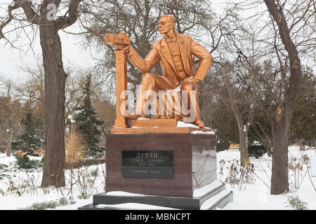 Evpatoria, Crimea, Russia - 28 Febbraio 2018: Monumento a Semyon Euzovich Duvan presso la piazza del teatro in Evpatoria, Crimea Foto Stock