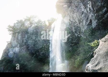 Sotto la cascata Joengbang lungo la costa in Seogwipo, Jeju Island, Corea del Sud Foto Stock