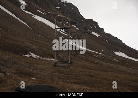 Resti delle miniere di carbone sono ancora visibili a Longyearbyen che è il più grande insediamento delle Svalbard, un arcipelago nell'Oceano Artico. Foto Stock