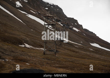 Resti delle miniere di carbone sono ancora visibili a Longyearbyen che è il più grande insediamento delle Svalbard, un arcipelago nell'Oceano Artico. Foto Stock