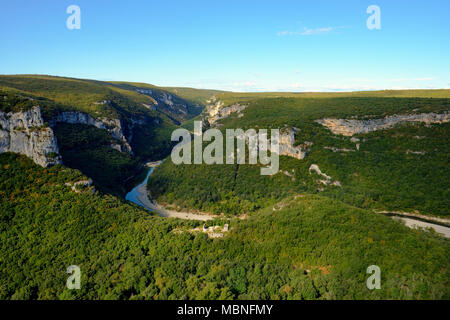 Lo spettacolare paesaggio di pietre calcaree delle Gorges de l'Ardeche in Rhone-Alpes, regione a sud della Francia Foto Stock