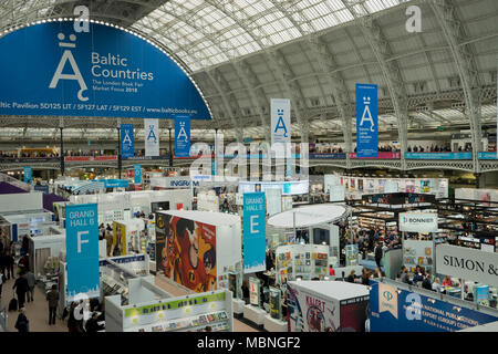 Londra, UK.10 aprile 2018. Espositori e visitatori alla fiera del libro di Londra 2018 presso il Centro Espositivo di Olympia. Londra. Foto Stock