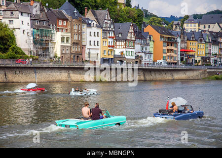 Veicoli anfibi la guida sul fiume Moselle a Cochem, Renania-Palatinato, Germania Foto Stock