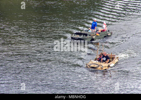 Anfibio militare veicoli sul fiume Moselle in Piesport, Renania-Palatinato, Germania Foto Stock