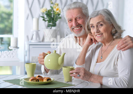 Coppia senior bere il tè Foto Stock