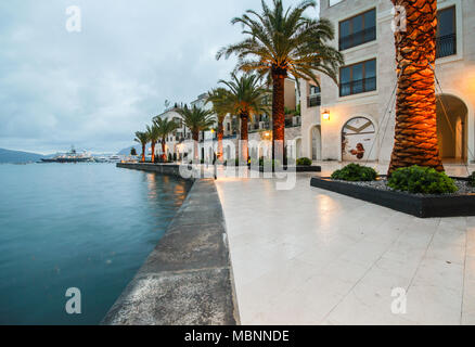 Vista del terrapieno in Tivat, Montenegro una piccola città europea in prossimità del mare e delle montagne al tramonto. Foto Stock