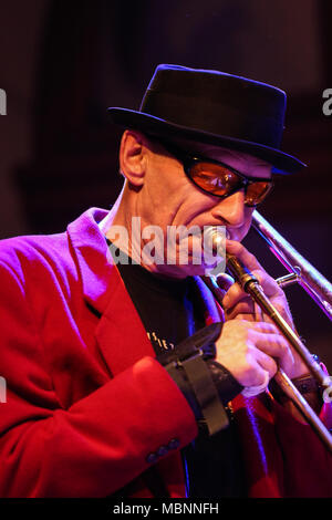 A Cracovia, Polonia - 30 ottobre 2015: Boba Jazz Band che suona musica dal vivo al Jazz Cracovia tutte le anime Day Festival in Jaszczury Club. Cracovia. Polonia Foto Stock