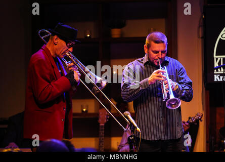 A Cracovia, Polonia - 30 ottobre 2015: Boba Jazz Band che suona musica dal vivo al Jazz Cracovia tutte le anime Day Festival in Jaszczury Club. Cracovia. Polonia Foto Stock