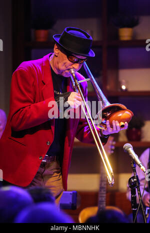 A Cracovia, Polonia - 30 ottobre 2015: Boba Jazz Band che suona musica dal vivo al Jazz Cracovia il giorno della commemorazione di tutti i defunti Festival in Jaszczury Club. Cracovia. Polonia Foto Stock