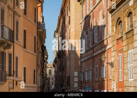 Via dei Pettinari a Roma, Italia. Un italiano popolare via dello shopping vicino al Ponte Sisto ponte che attraversa il fiume Tevere sul lato opposto di Trastever Foto Stock