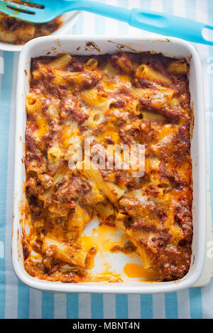 Bolognese pasta fusa. Le carni bovine macinate ragu con salsa cremosa e rabboccato con formaggio. Foto Stock