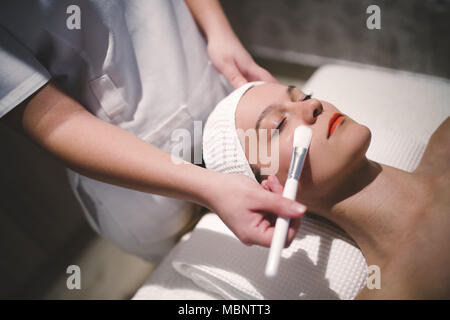 Cosmetici e trattamenti di massaggi al salone di benessere Foto Stock