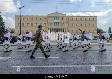 Atene, Attica / Grecia. Cerimoniale di cambio della guardia presidenziale di fronte al parlamento greco in piazza Syntagma Foto Stock