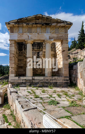 Delphi, Phocis / Grecia. Il Tesoro degli Atenesi era uno dei più importanti e imponenti edifici di sul tempio di Apollo a Delfi. Foto Stock