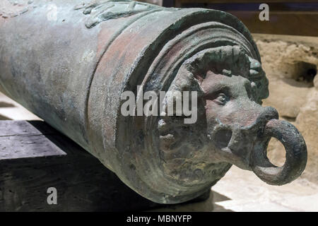 Heraklion, Creta - Grecia. Dettaglio di un cannone veneziano che mostra una testa di leone. Si trova all interno della fortezza Koules a Heraklion Foto Stock