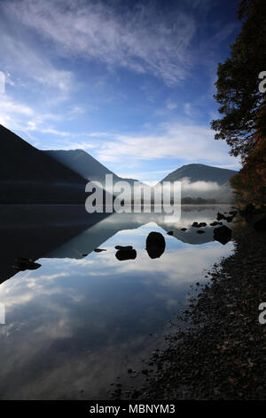 La mattina presto luce sui fratelli acqua nel distretto del lago, Cumbria, Regno Unito. Foto Stock