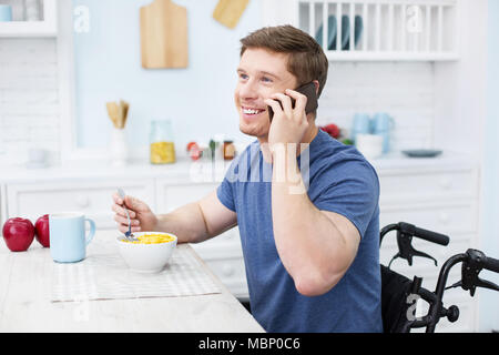 Ritratto di lieto uomo che essendo a tutte le orecchie Foto Stock
