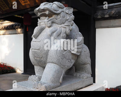 White Lion custode statua presso il santuario cinese Foto Stock