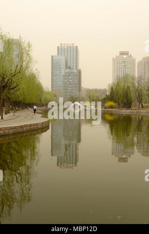 Vista sul lago in Tuanjiehu Park di Pechino, durante una tempesta di sabbia verso la fine di marzo Foto Stock