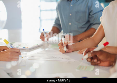 Gli imprenditori creativi brainstorming, idee di scrittura Foto Stock