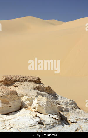 Belle le dune di sabbia del deserto del Sahara vicino all'Oasi di Siwa, Egitto Foto Stock