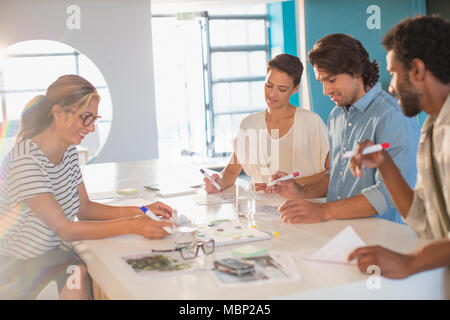 Azienda creativa persone brainstorming, disegno in sala conferenza incontro Foto Stock