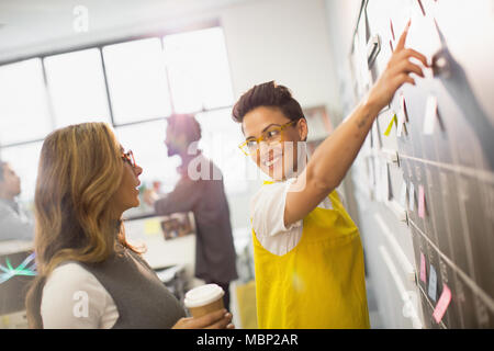 Creative imprenditrici pianificazione, programmazione a calendario di Blackboard Foto Stock