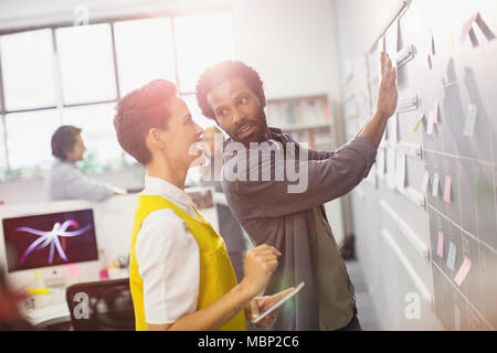 Creative persone business planning, pianificazione al calendario di Blackboard Foto Stock