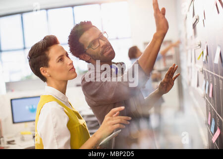 Creative persone business planning, pianificazione al calendario di Blackboard Foto Stock