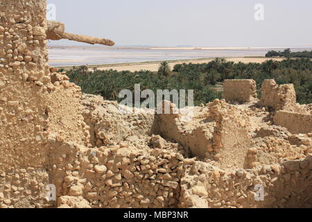 Vista sull'Oasi di Siwa, è data la piantagione di palme e lago di sale dal tempio di Oracle di Ammon a Gebel el-Dakrour Foto Stock