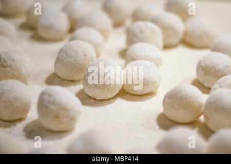 In casa tradizionale polacco tagliatelle di Slesia ( kluski slaskie). Preparazione a partire da pasta cruda. Foto Stock