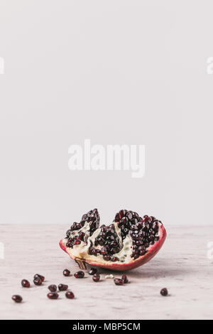 Mature deliziosa melagrana sul piano di marmo Foto Stock