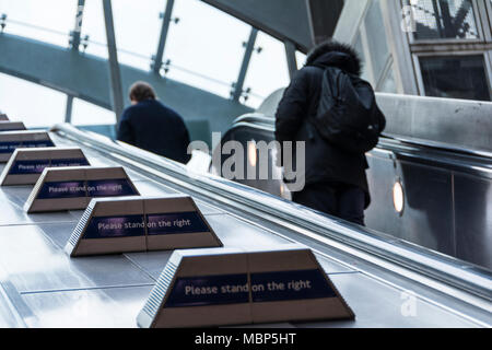 Si prega di stare sulla destra segni sul trasporto per Londra scale mobili a Canary Wharf Station di Londra, Regno Unito Foto Stock