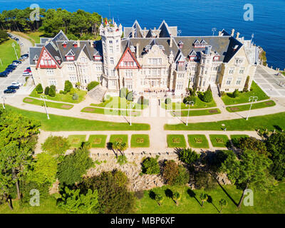 Magdalena Palace o il Palacio de la Magdalena antenna vista panoramica. Si tratta di un palazzo situato sulla penisola di Magdalena nella città di Santander, Spagna. Foto Stock