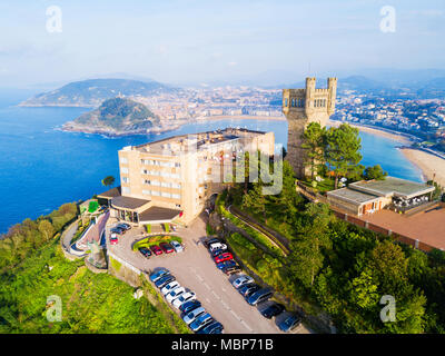 Monte Igueldo Tower, Viewpoint e parco divertimenti sul Monte Igueldo mountain in San Sebastian o Donostia città in Spagna Foto Stock