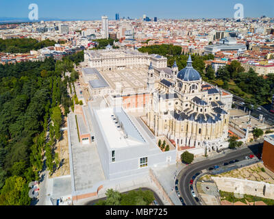 Cattedrale di Almudena e il Palazzo Reale di Madrid antenna vista panoramica di Madrid in Spagna Foto Stock