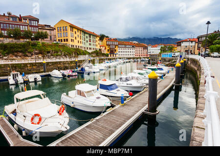 Yachts presso la marina della città di Llanes, Asturias provincia nel nord della Spagna Foto Stock