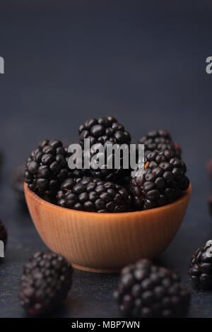 Fresh Plump more su un bancone di ardesia Foto Stock